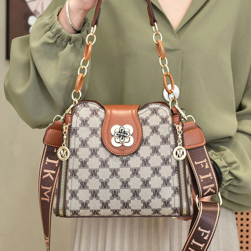 vintage letter printed shoulde - đánh giá và giá Vintage Zipper
